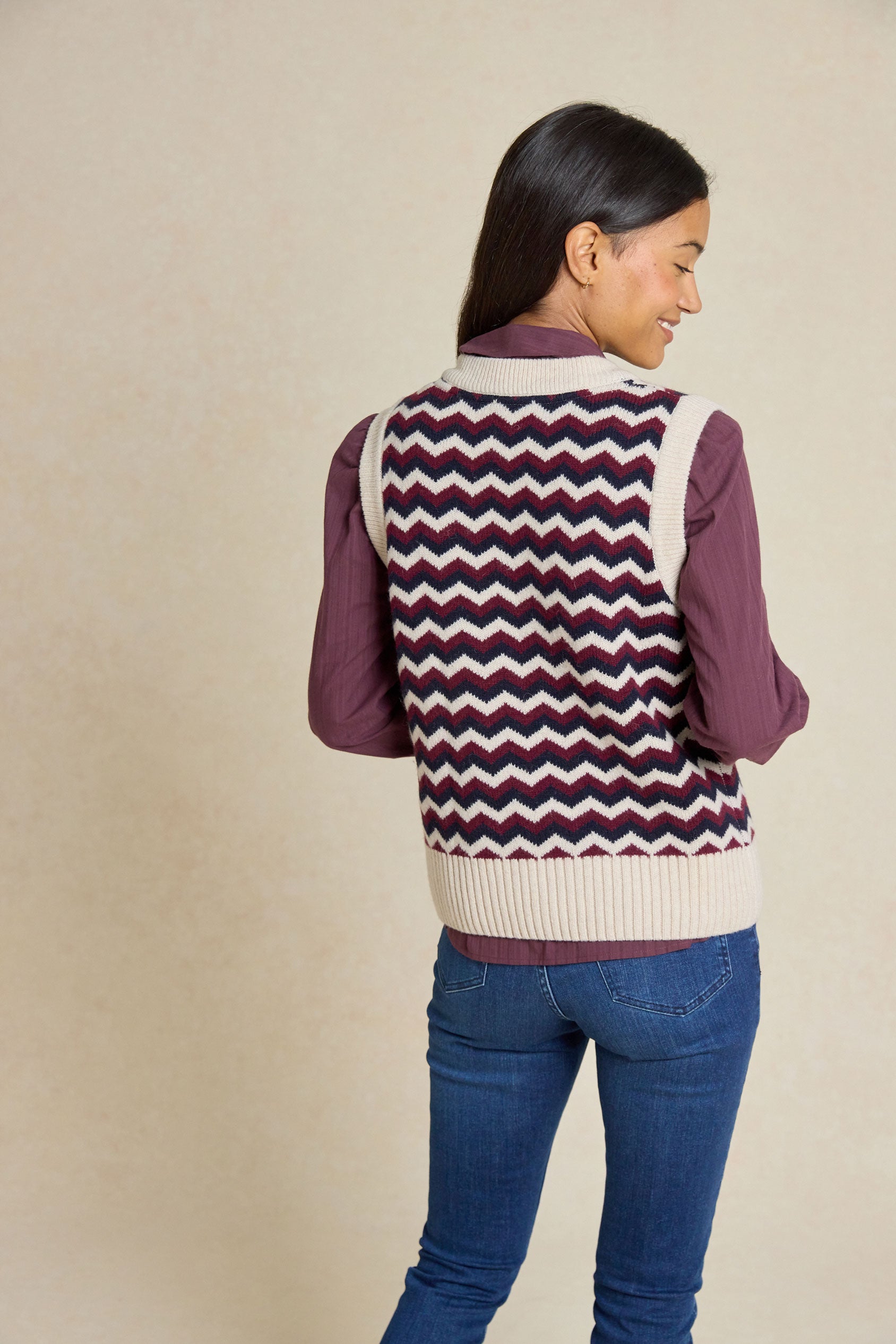 Embrace warmth this Autumn/Winter with the Barton Multi Knitted Vest. Featuring a unique zig zag jacquard pattern, it's a stylish yet cosy seasonal essential.