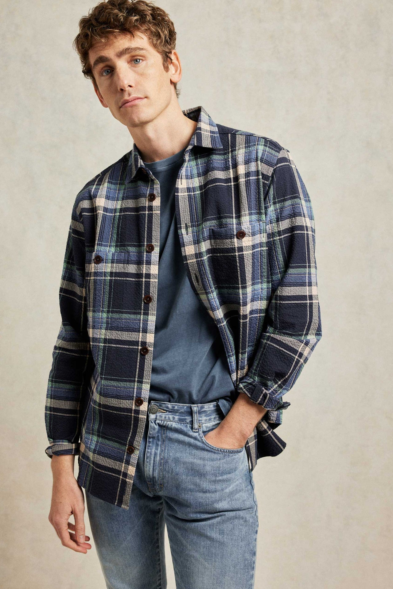 Seersucker men’s check shirt with button chest pockets. Woven from cotton with a breathable crimped texture, seersucker is a fabric choice for summer. Casual wear. Made in Portugal. Machine wash. Size S, M, L, XL, XXL.