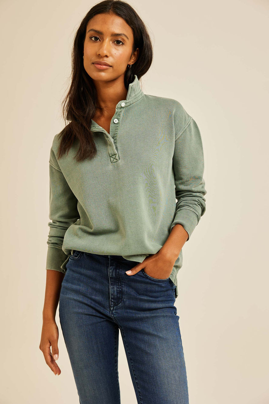 The Kittisford is a trusty staple, cut from cotton with a subtle faded wash. Loopback women’s green khaki sweatshirt in classic rugby style, garment dyed for vintage look. A soft, vintage-inspired sweat. Casual wear. Size XS, S, M, L, XL. Machine wash.