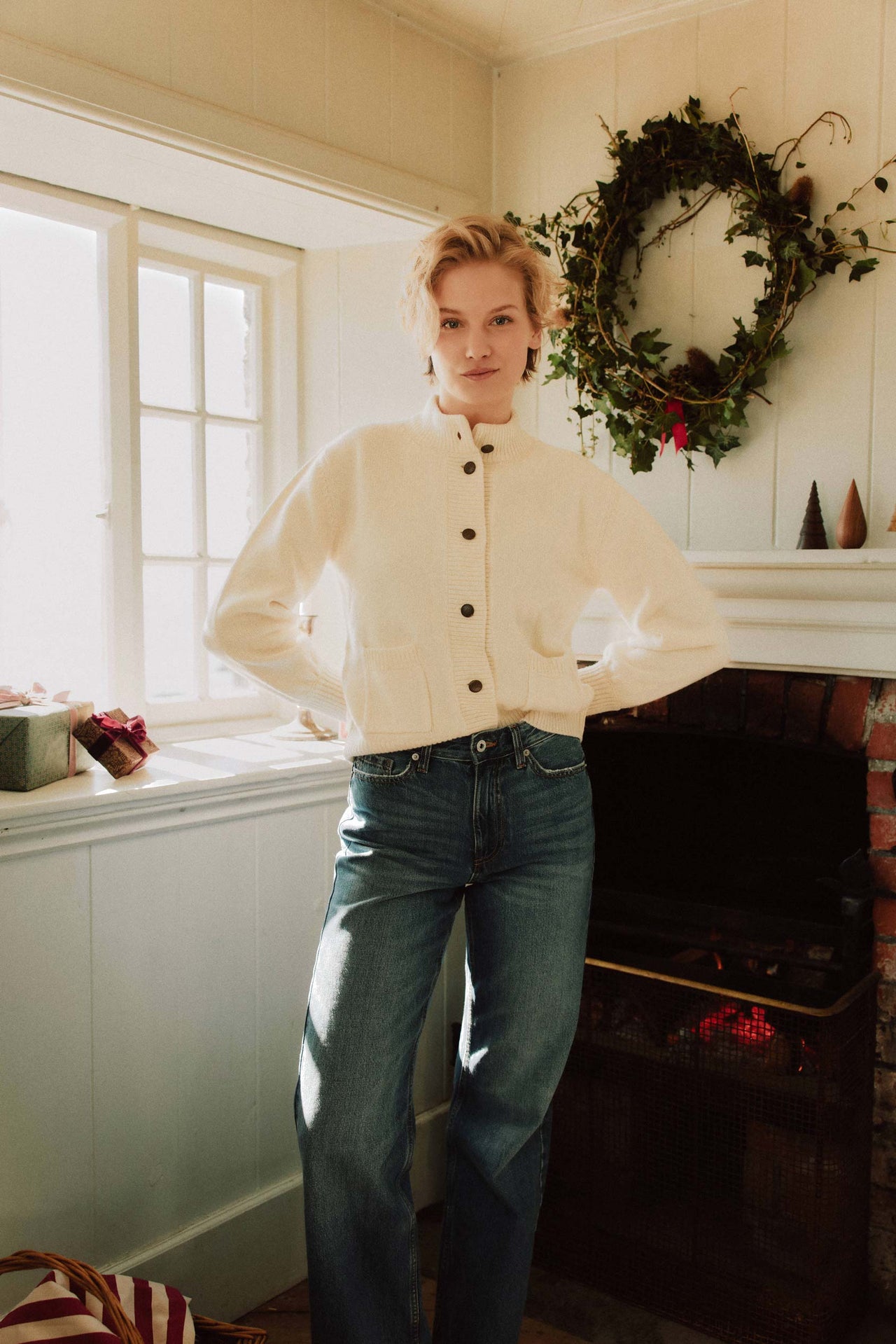 Stay cosy in the Melbury Ivory Crew Neck Cardigan, perfect for Autumn and Winter. Featuring patch pockets and stylish brass buttons - this is warmth and style in one.