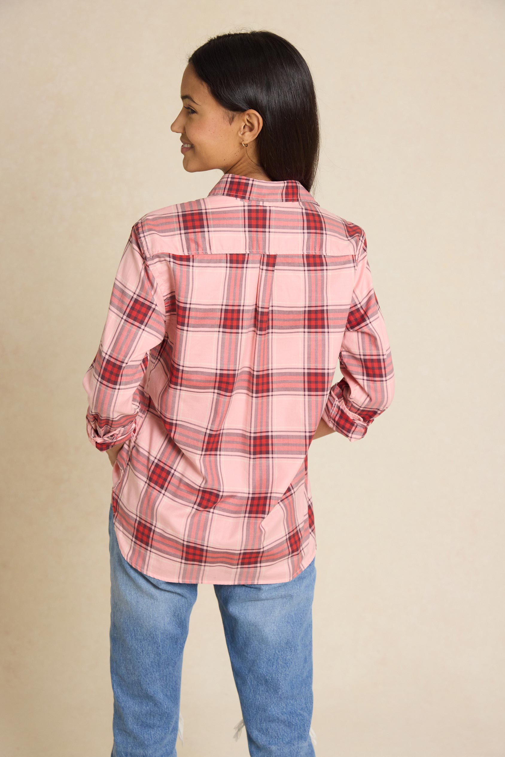 Upgrade your Autumn/Winter wardrobe with our Ormesby Pink Check Shirt. Featuring a stylish fade out wash, it's the perfect blend of comfort and seasonal charm.