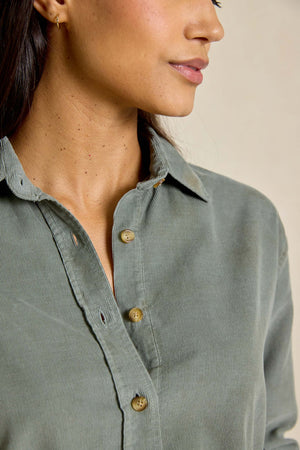 Upgrade your wardrobe with the Stroud Khaki Cord Shirt. garment-dyed for a unique, gentle fading effect, this shirt offers a distinctive look and lasting style.